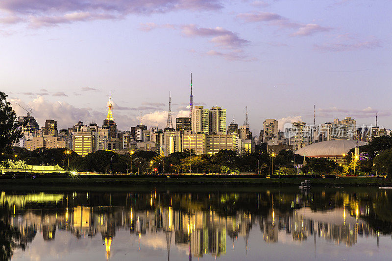 从巴西伊比拉普埃拉公园(Ibirapuera Park)可以看到圣保罗令人惊叹的美景